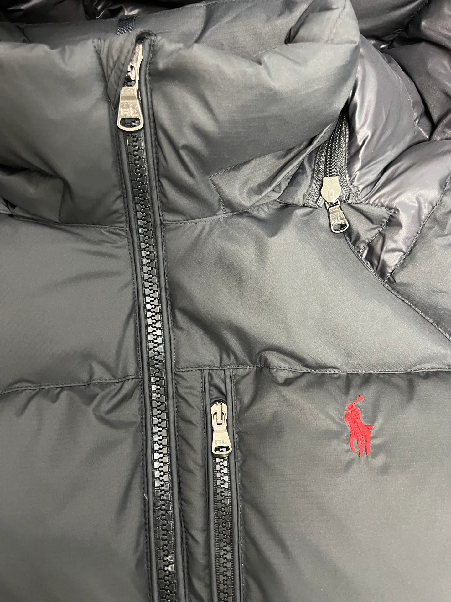 P860 Polo Ralph Lauren 2025 pony embroidered glossy half-turtle collar down jacket. Neat tailoring creates a smart posture, returning to the bustling city. Filled with white duck down. It is warm and comfortable without being bulky. It does not lose its personality and looks low-key. Original customized fabric with a certain sense of color. Color: glossy black, matte black, dark blue. Size: S M L XL XXL